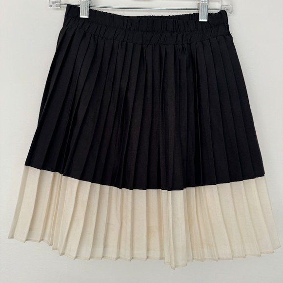 Aqua Dresses & Skirts - Black and white pleated skirt size small